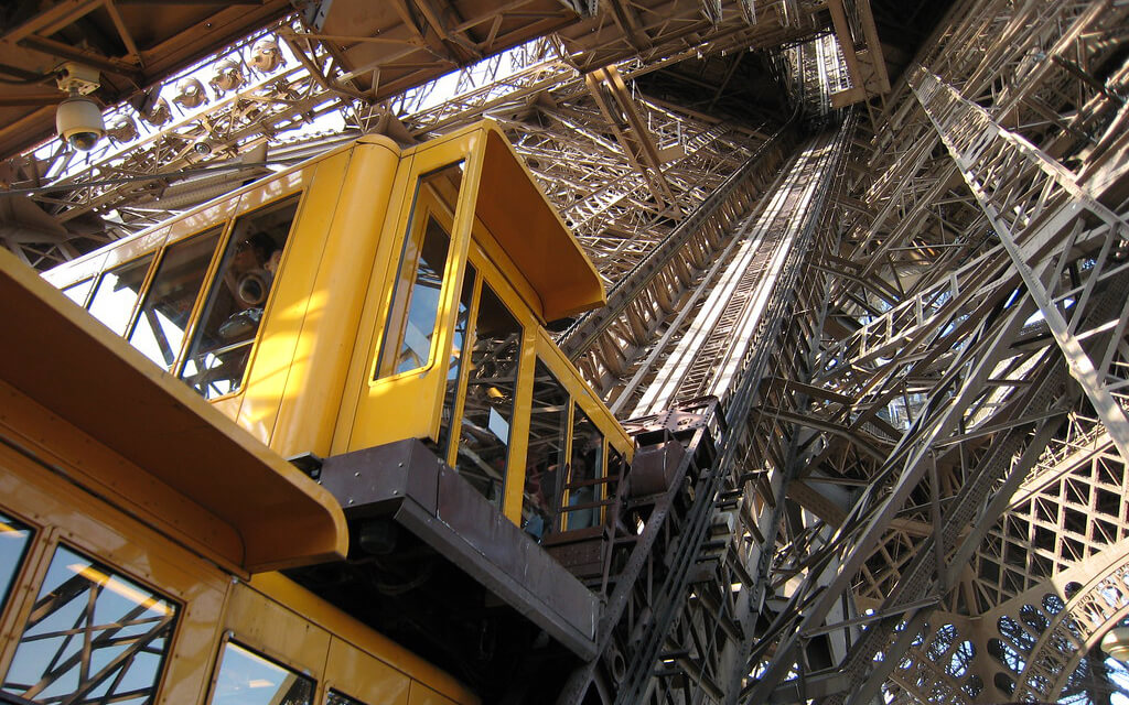 Thang máy tháp Eiffel – Paris, Pháp